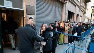 Menor afluencia de la prevista en una nueva jornada de colas en el Consulado de Argelia por la regularización de inmigrantes: "Hoy no es nada"