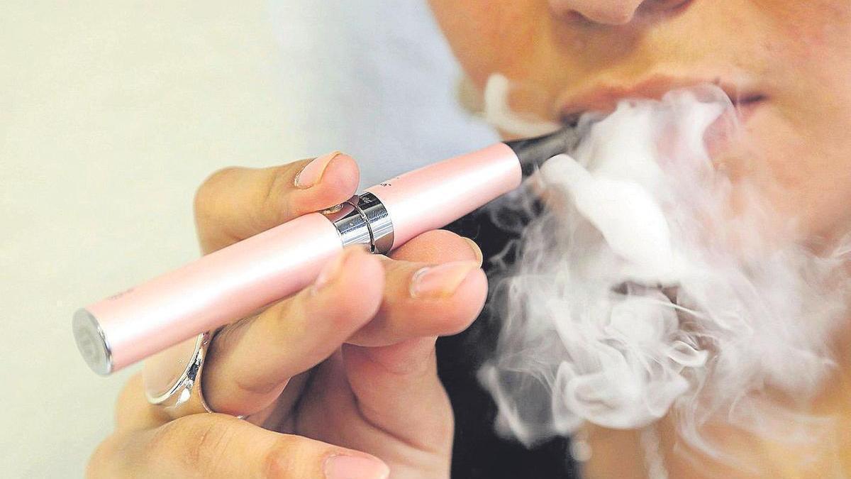 Una joven vapeando.