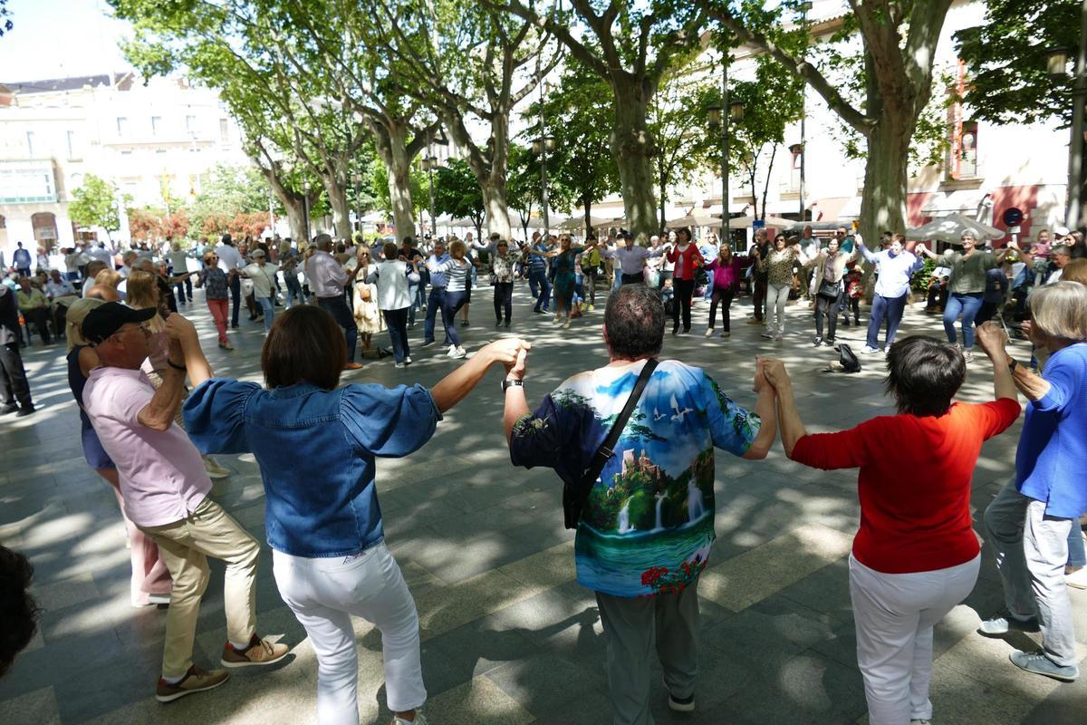 EN IMATGES | Les sardanes i les rotllanes ressonen amb força a la Rambla de Figueres
