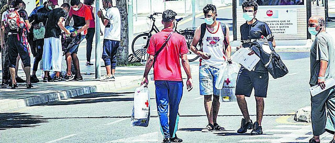 Un grupo de inmigrantes abandona el Hospital General de Alicante, ayer a mediodía.