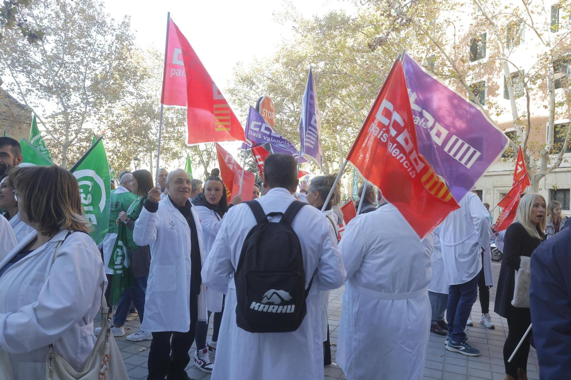 Protesta de los sanitarios valencianos frente a la conselleria