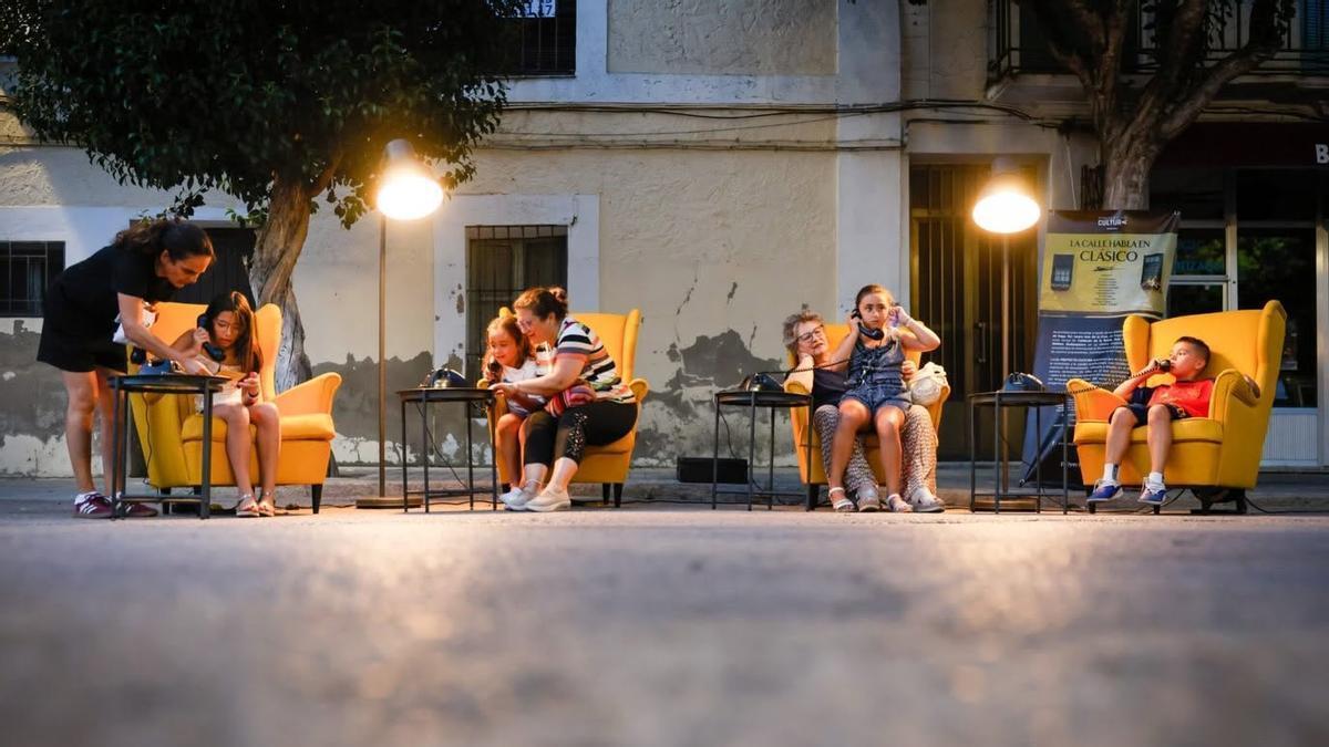 Imagen de personas disfrutando de 'La calle habla en clásico'.