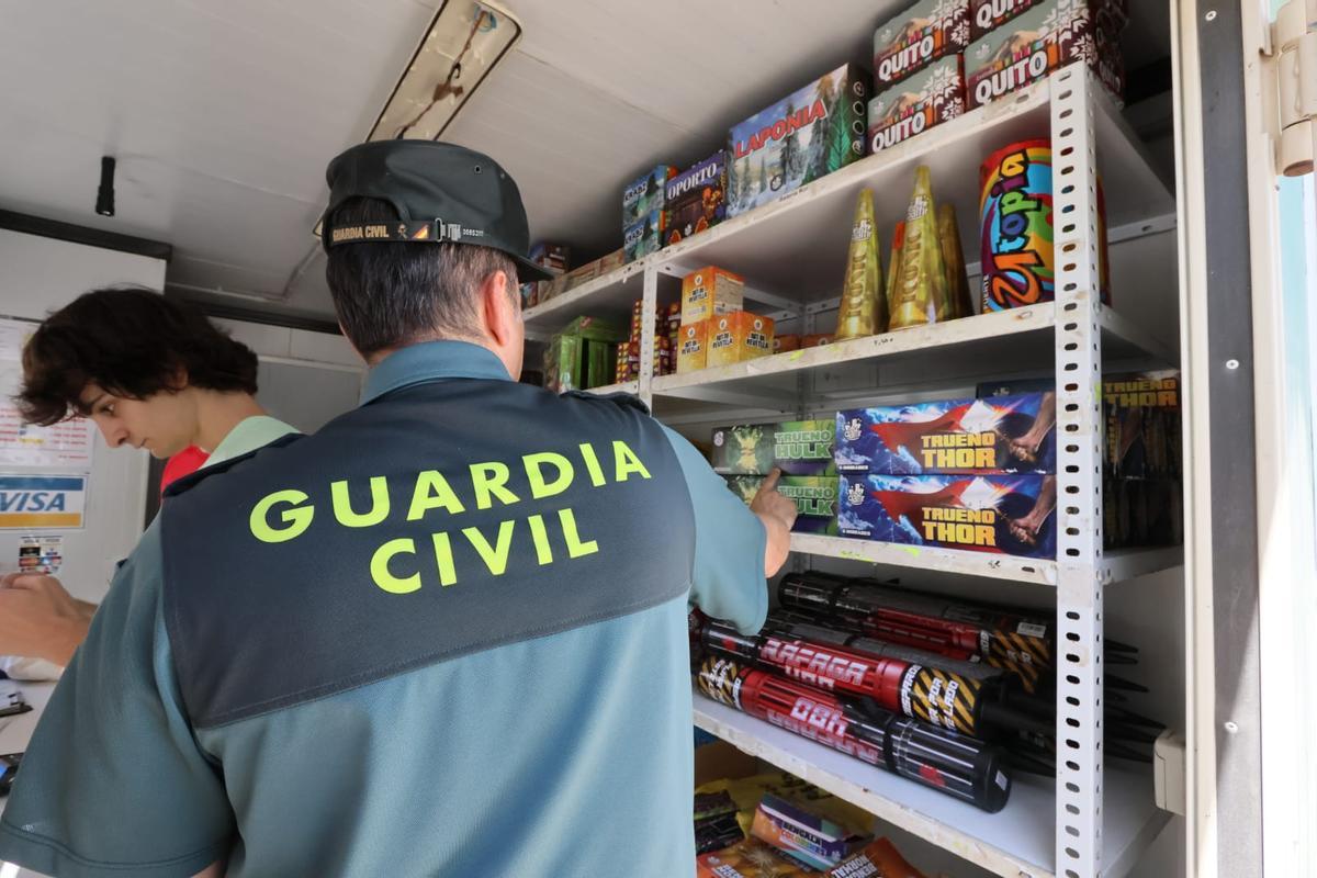 Els guàrdies civils inspeccionen que la pirotècnia tingui tots els requisits legals i de seguretat