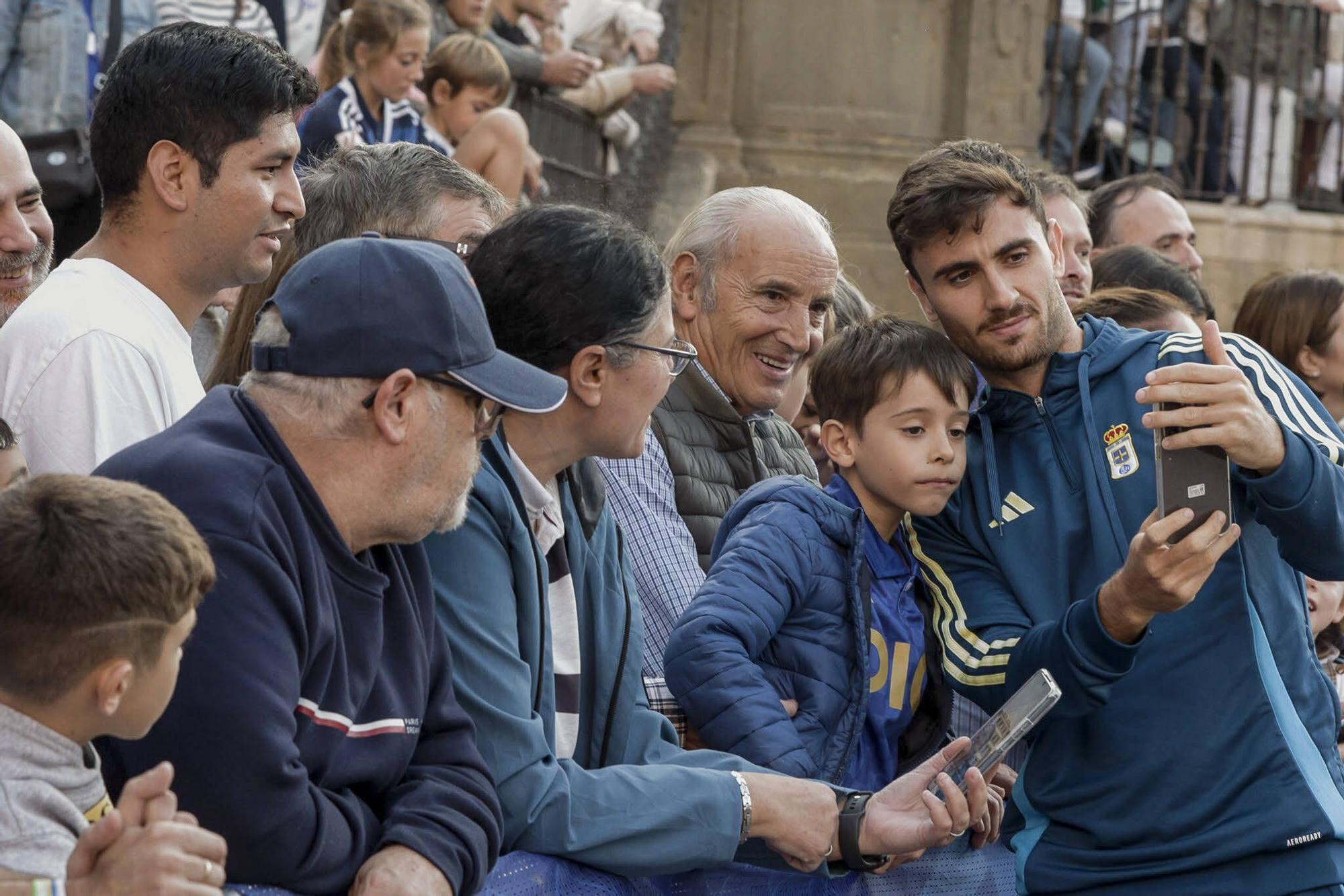 Locura azul en Oviedo: así fue la entrega de los nuevos coches a la plantilla en la plaza de la Catedral