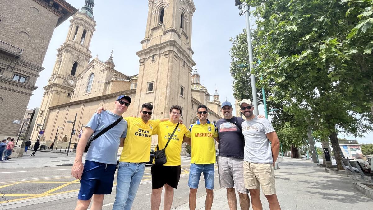 Daniel Calcines (1ºi), Víctor, Adrián Asensio, Aarón Asensio, Javier Afonso y Jonathan Pérez, ayer, junto a la Plaza de Pilar.