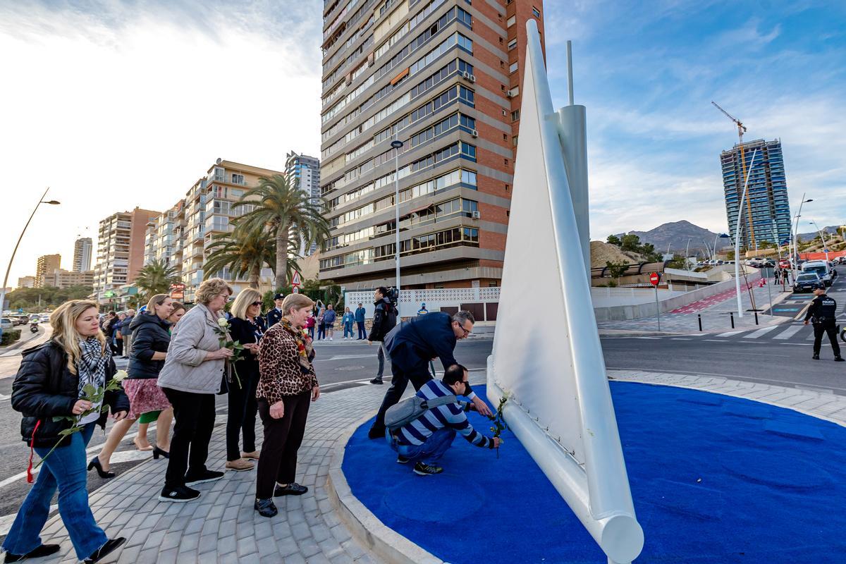 Ciudadanos, familiares de víctimas y miembros de la corporación han depositado flores en recuerdo a las víctimas.