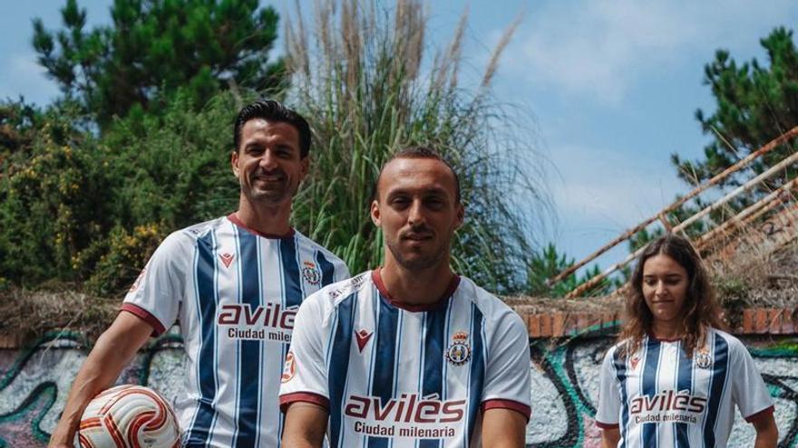 El Avilés estrena su nueva camiseta blanquiazul de la mano de Macron
