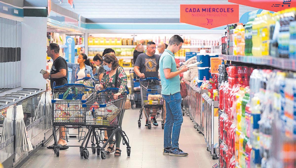 El ajetreo diario en un supermercado del Archipiélago.