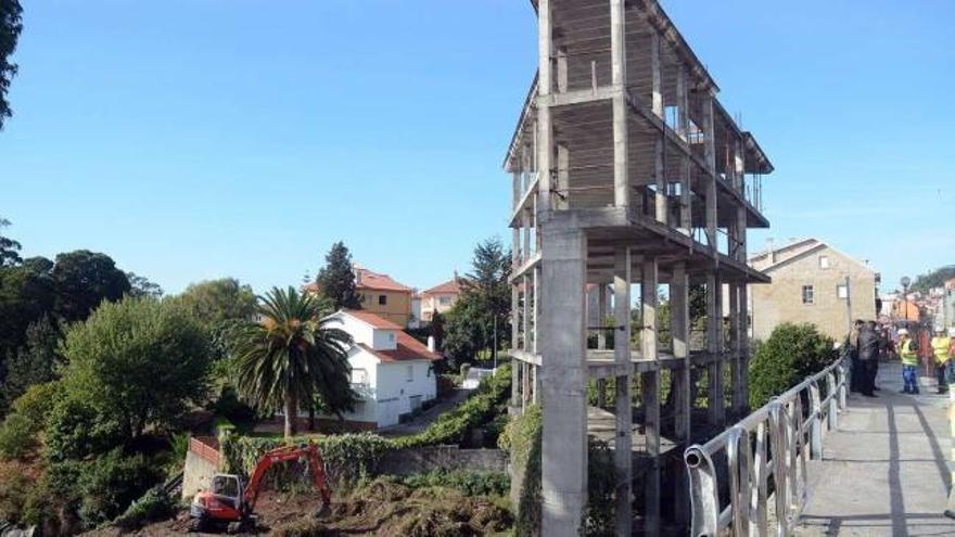 La estructura de este edificio en Poio fue uno de los últimos inmuebles derribados por orden de la APLU en la comarca en 2013.  // R. Vázquez