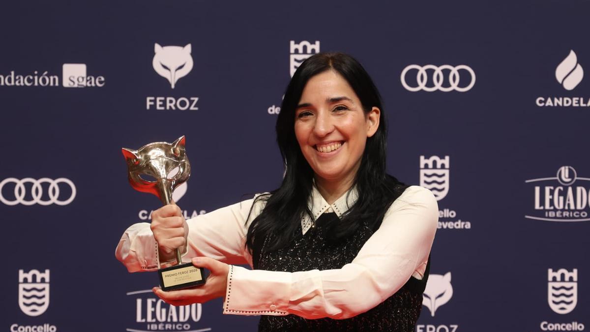 La directora Alauda Ruiz de Azúa posa con el premio a ´Mejor guión de cine´ por su trabajo en ´Los domingos´
