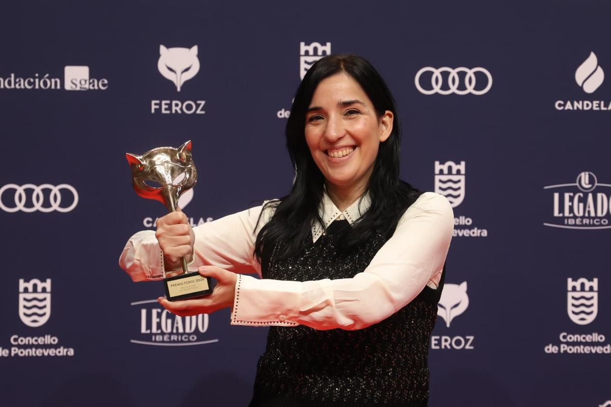 La directora Alauda Ruiz de Azúa posa con el premio a ´Mejor guión de cine´ por su trabajo en ´Los domingos´