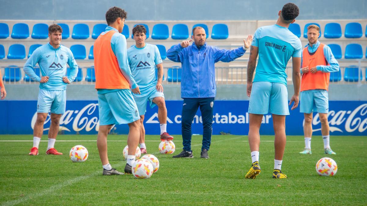 Tato García da instrucciones a sus jugadores en un entreno