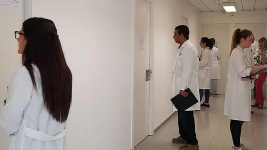 Estudiants de Medicina, llegint la prova abans d&#039;entrar a l&#039;estació.