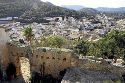 Burg Capdepera: vorne das Dorf, hinten Menorca