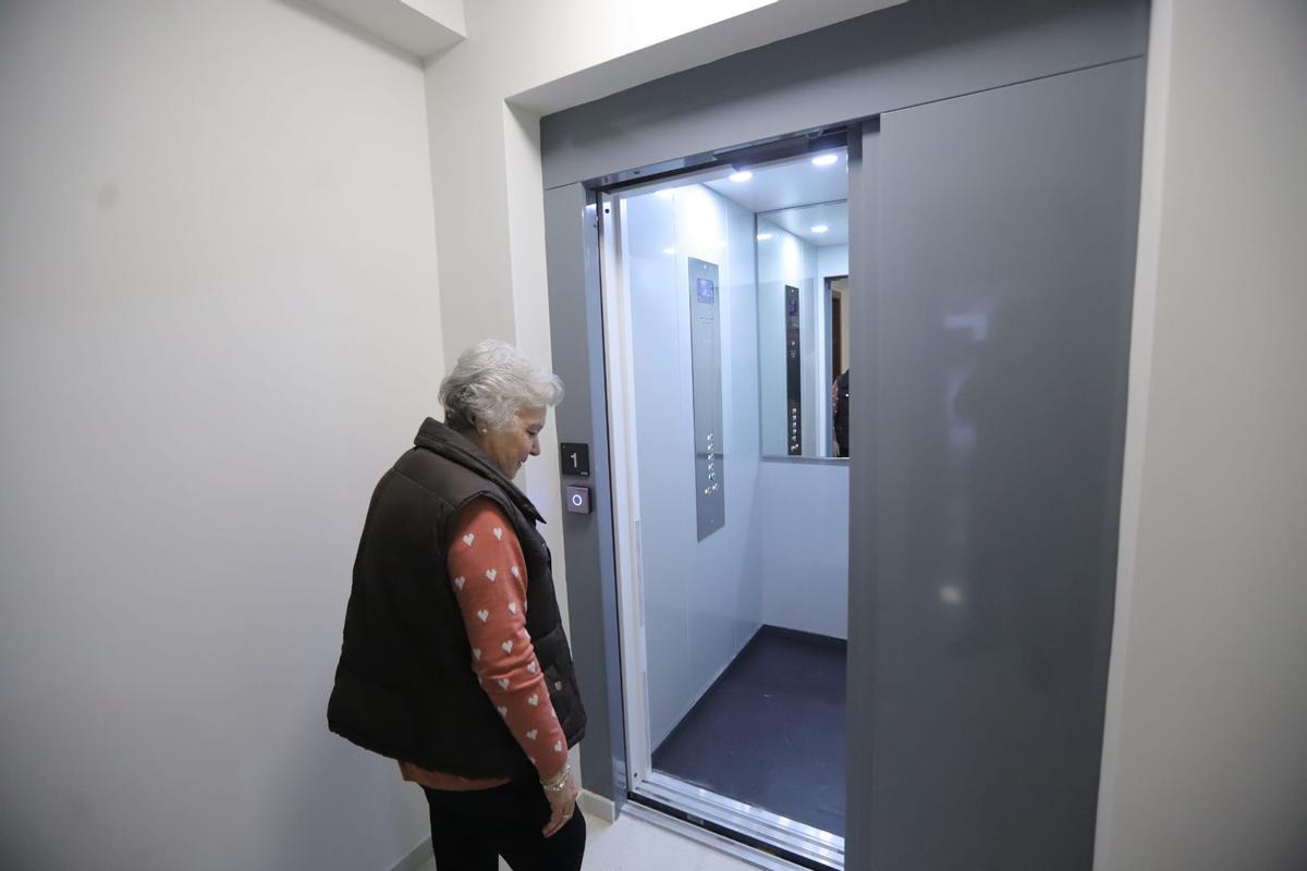 Rosario, una vecina de la calle Caravaca de la Cruz, hace uso de su nuevo ascensor.