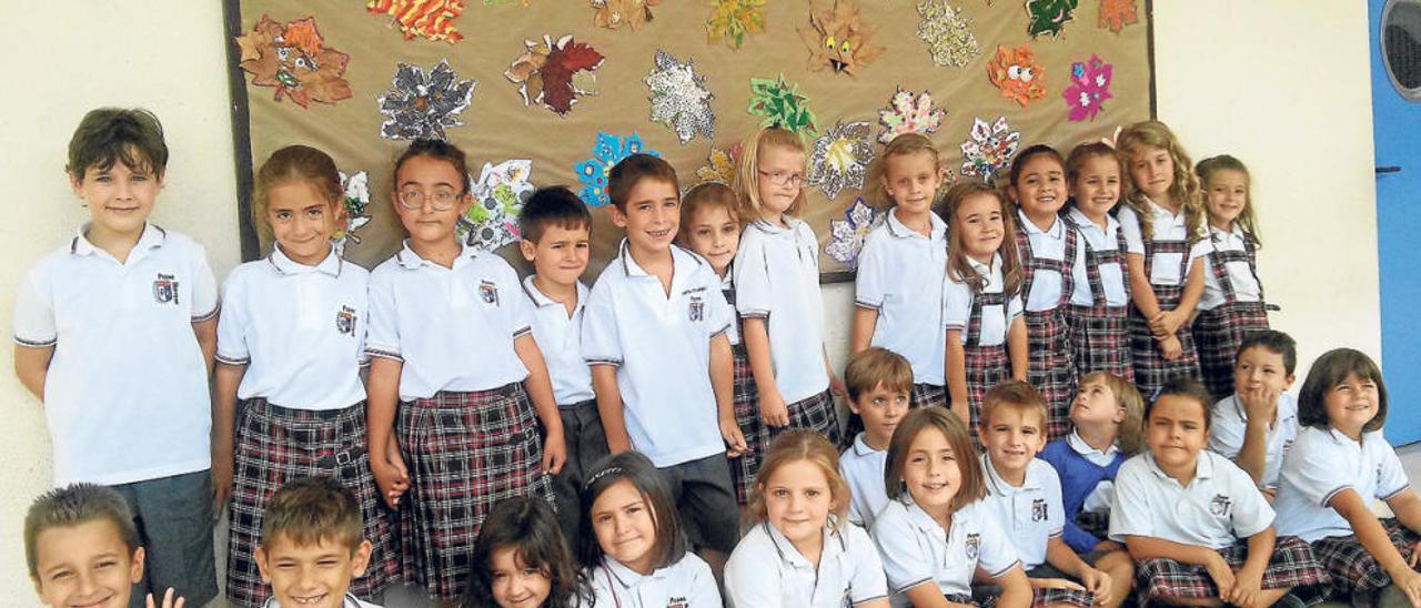 Alumnos de 1º y 2º de Primaria del colegio Médico Pedro Herrero de Alicante, ante el mural que han confeccionado alusivo a la llegada del otoño.