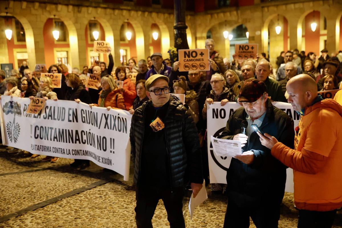 La movilización vecinal por los camiones en Gijón, en imágenes