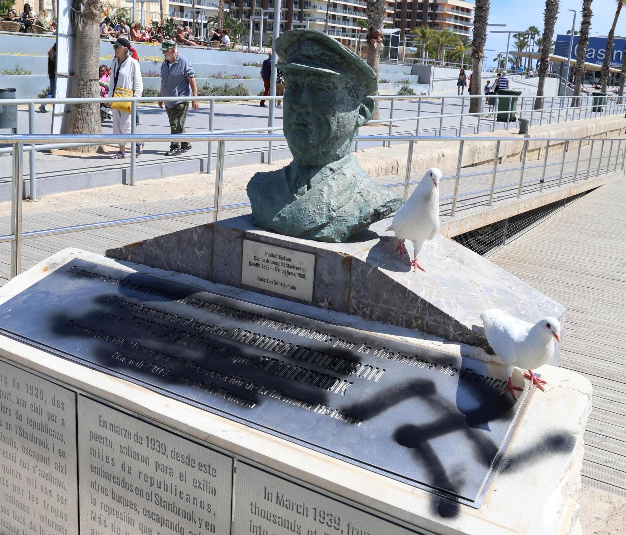 Pintan una esvástica nazi en el busto del capitán del Stanbrook