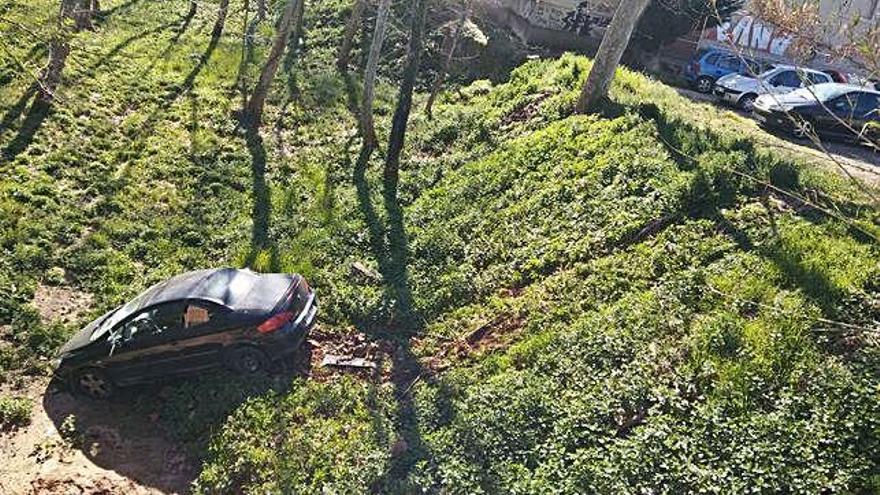 Un dels vehicles va acabar a la llera de la riera.