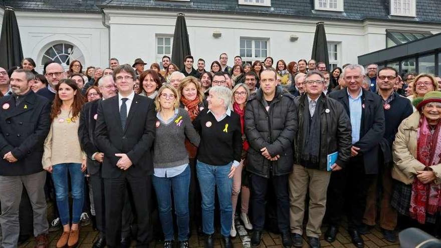 Puigdemont y los miembros de su candidatura, ayer después de la rueda de prensa para presentar la lista en Brujas, Bélgica. // Efe