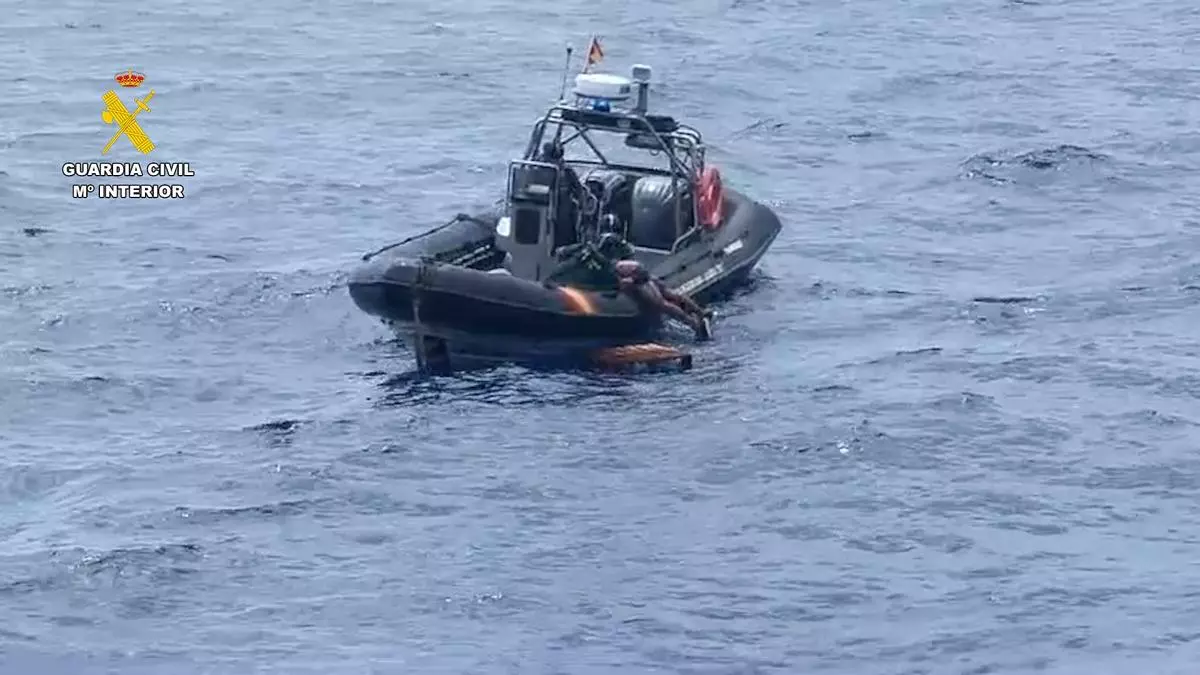 Un joven intenta llegar de Tenerife a Gran Canaria sobre un palet de madera