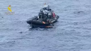 Rescate de un hombre a la deriva sobre un palet en aguas canarias
