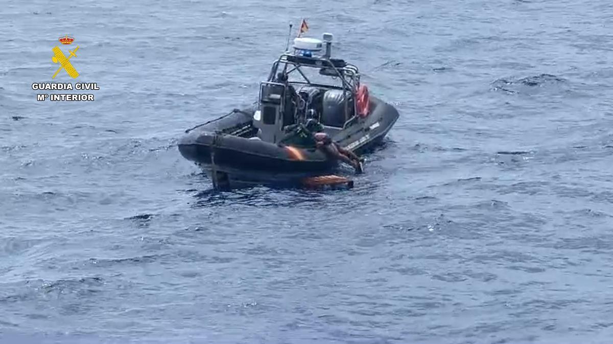 Rescate de un hombre a la deriva sobre un palet en aguas canarias