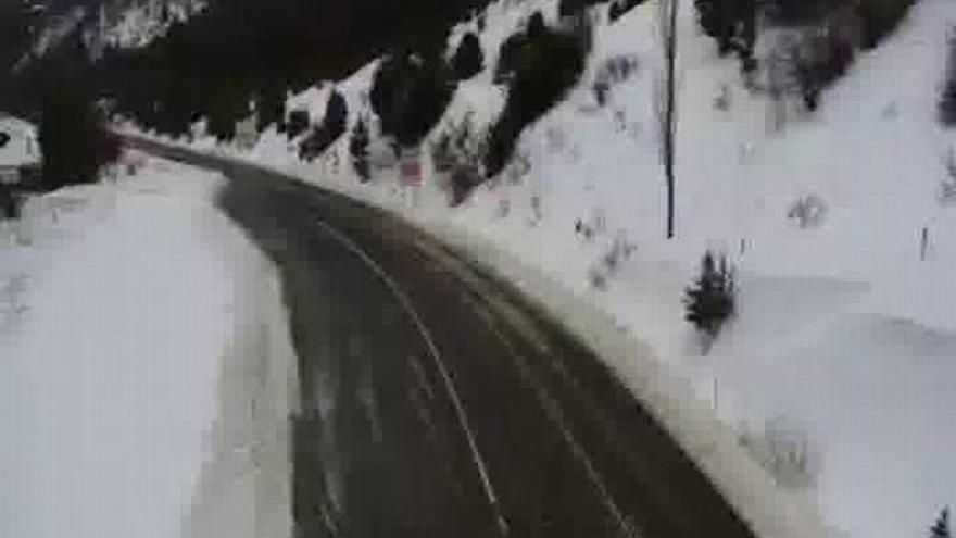 La nieve y el hielo causan más de veinte incidencias en carreteras aragonesas
