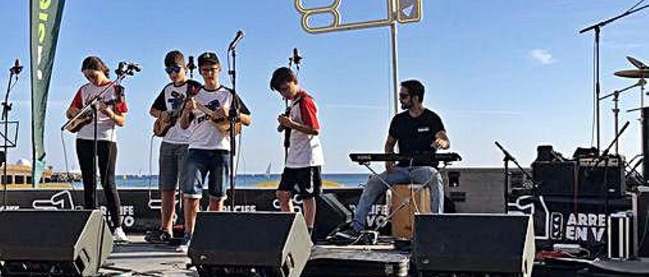 Actuación de los alumnos de Cantera de Rock de la Escuela de Música de Toñín Corujo ayer en la playa del Reducto.