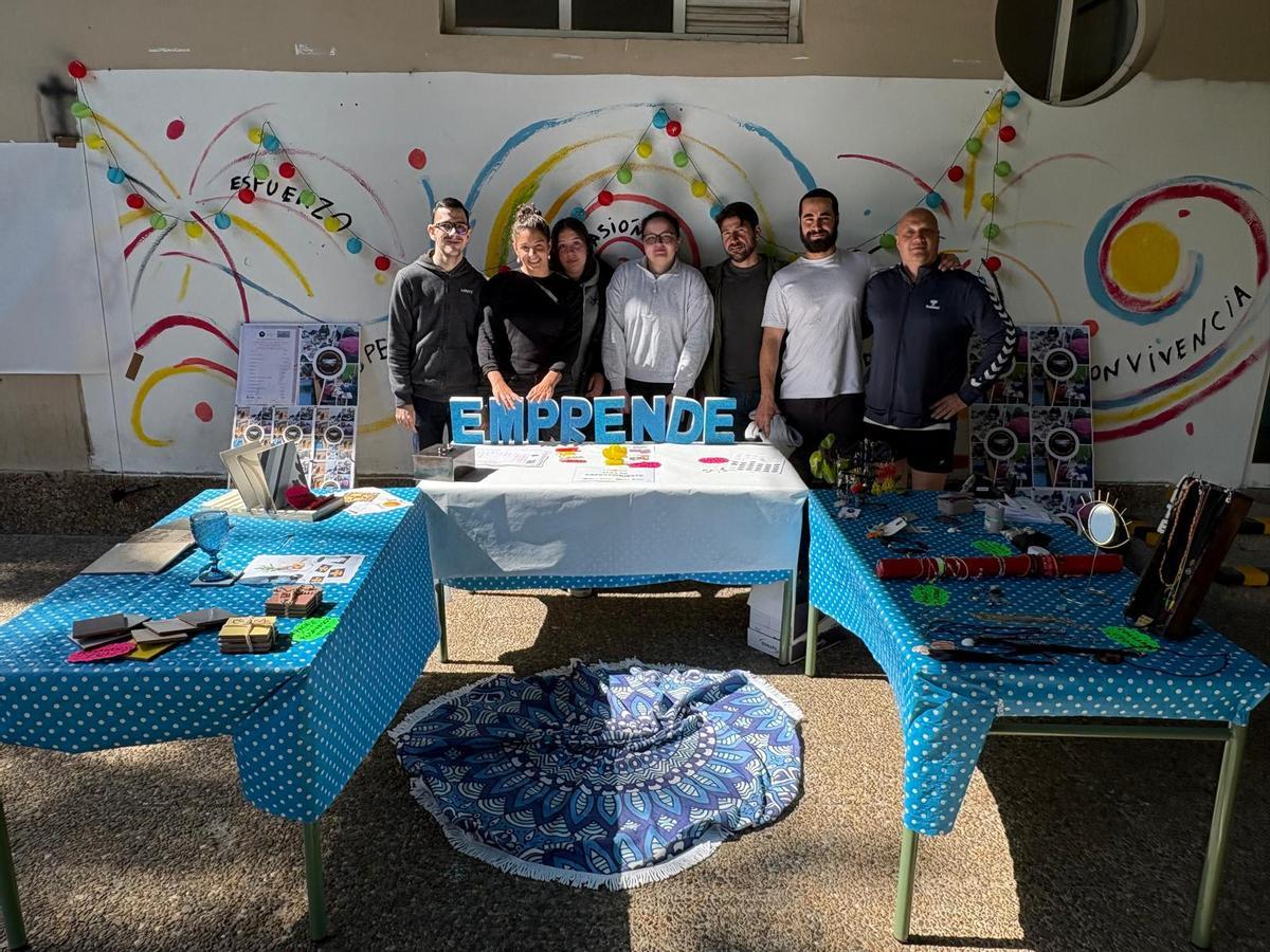 Estudiantes de FP del IES Cangas del Narcea con su mercadillo solidario.