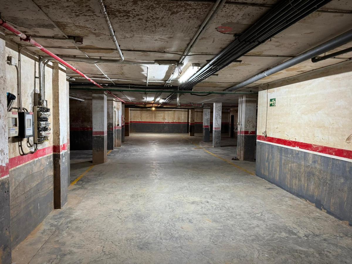 Estado en el que todavía se encuentra el garaje de Elisabeth González, un año y dos meses después de la dana