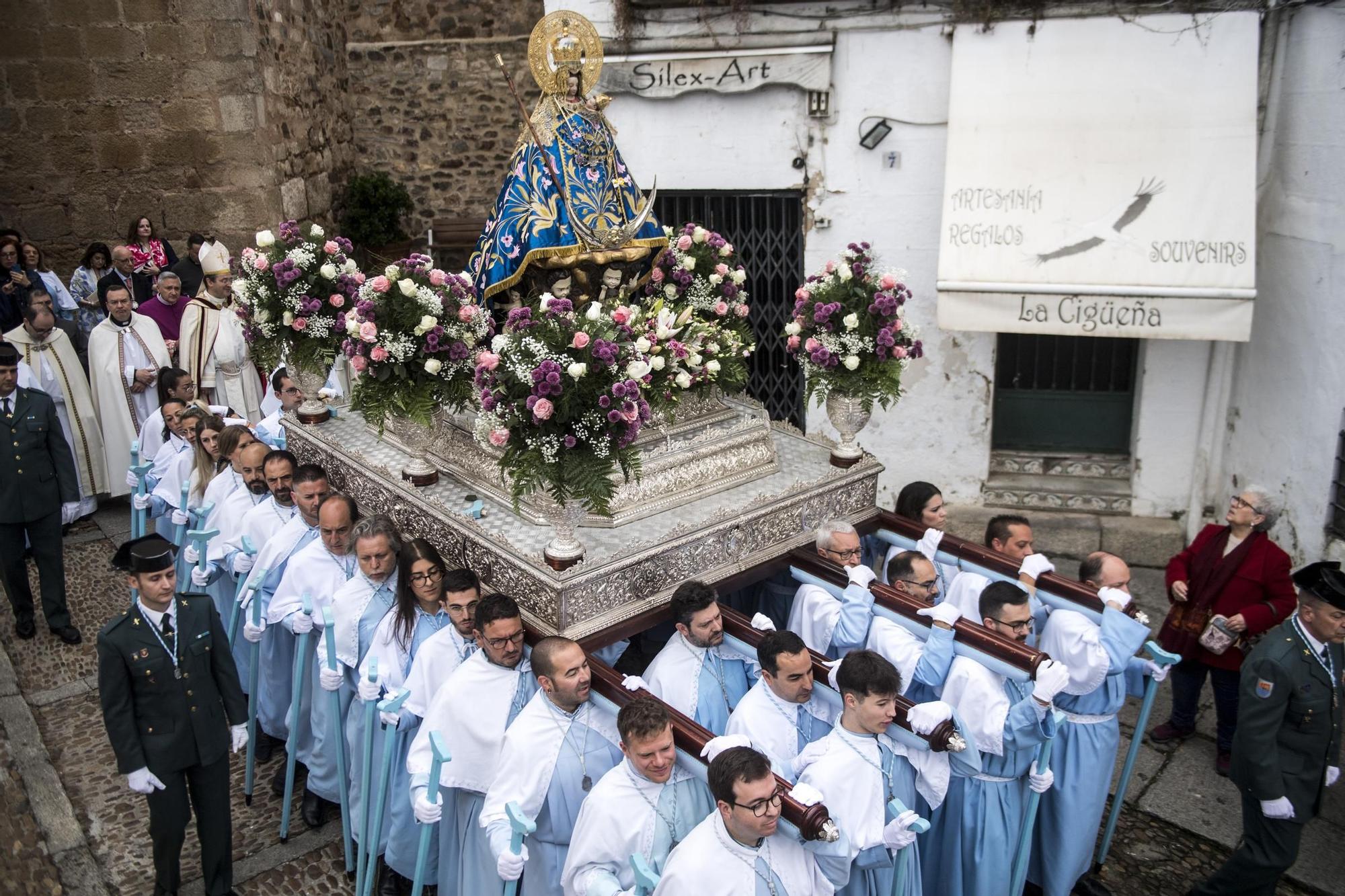 Galería | Cáceres dice 'hasta pronto' a la Virgen de la Montaña en una veloz Subida marcada por la lluvia