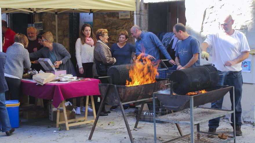 La fira disposa d&#039;una parada central on es fa la venda i degustació de castanyes.