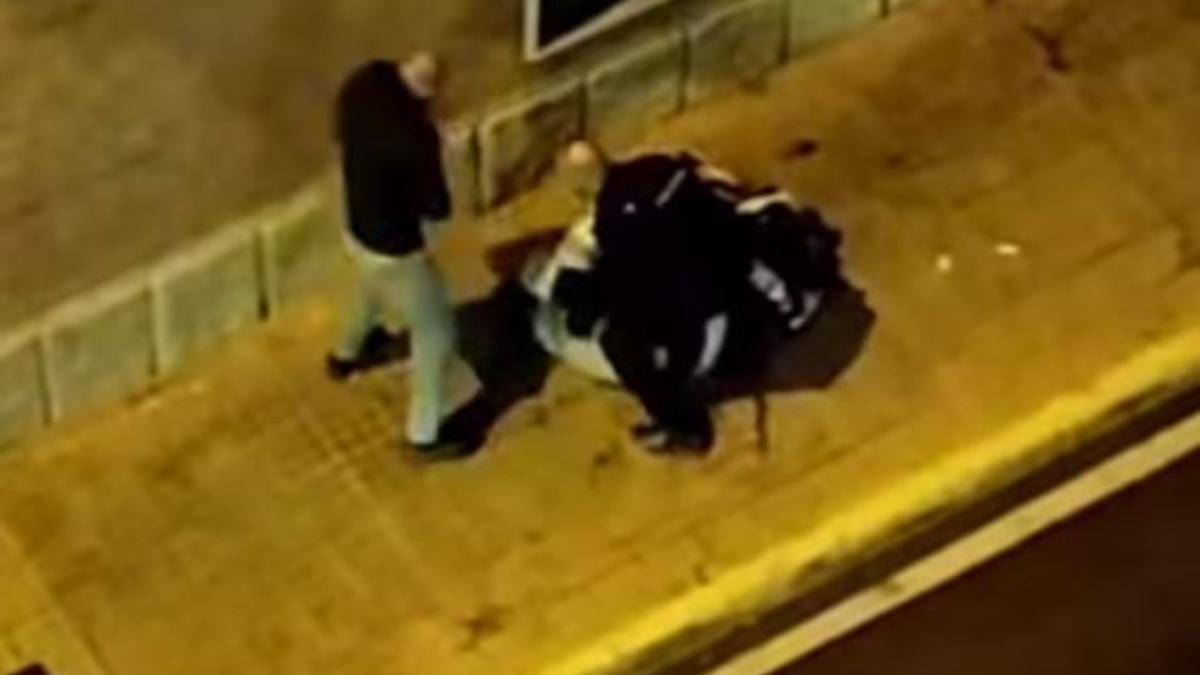 Golpes, patadas e insultos: el impactante vídeo de la agresión de un policía de Elche durante una detención