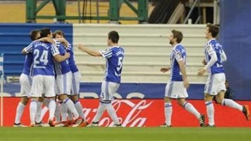 Los futbolistas locales celebran el gol de Illarra.