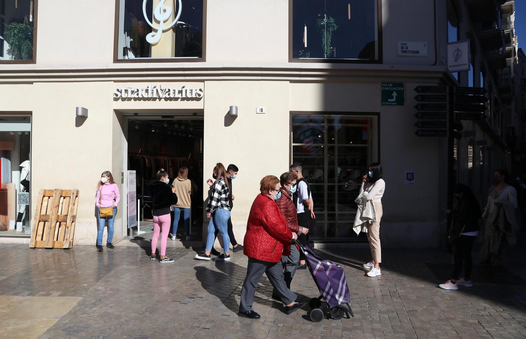 Colas en los comercios de Málaga el día antes del cierre de la actividad