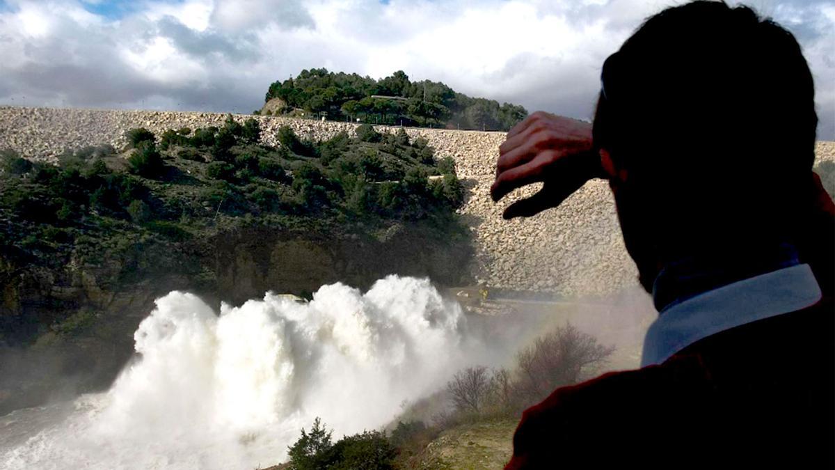 Un pantano andaluz desembalsando agua.