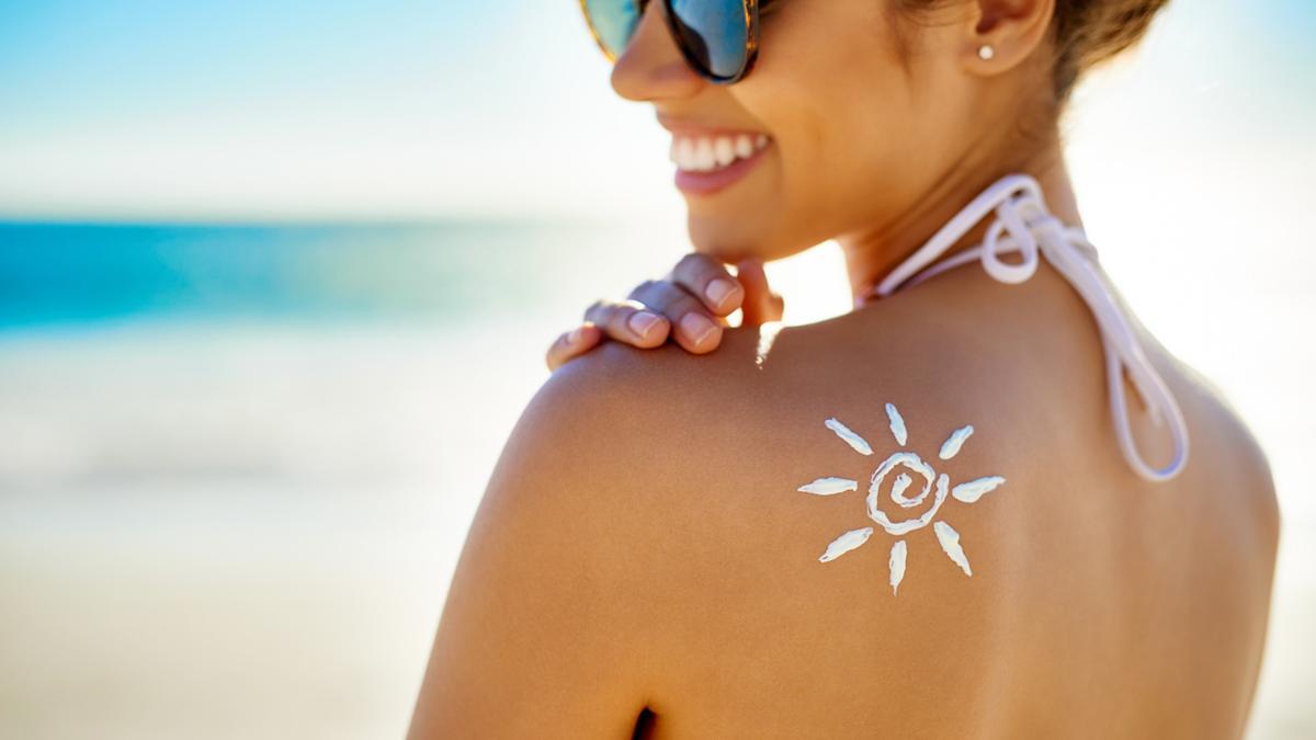 Se acabó lo de quemarse en la playa por no aplicarse bien la crema gracias a esta herramienta que te aplica tu protección solar