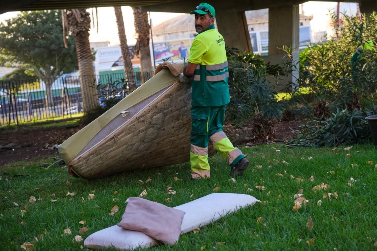 Operativo de limpieza debajo del puente de la piscina municipal de Santa Cruz