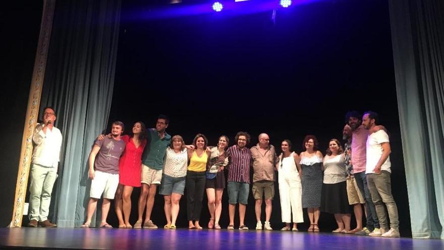 Participantes y miembros del jurado junto a Joan FerrÃ , director en funciones de IBJove.