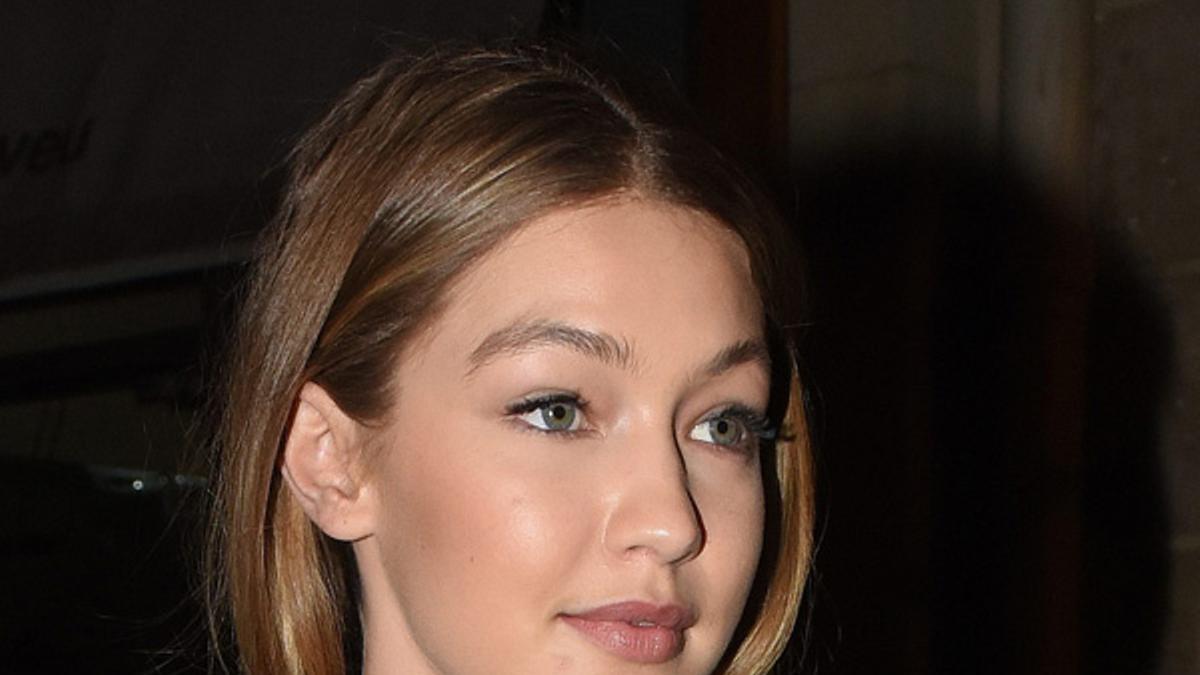 Gigi Hadid luce joyas muy personales en París