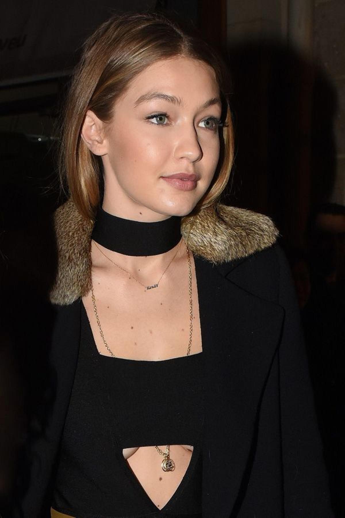 Gigi Hadid luce joyas muy personales en París