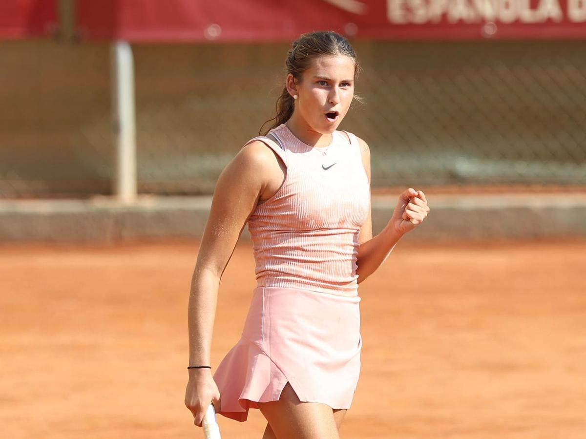 Celia Ansón celebra un punto durante un partido