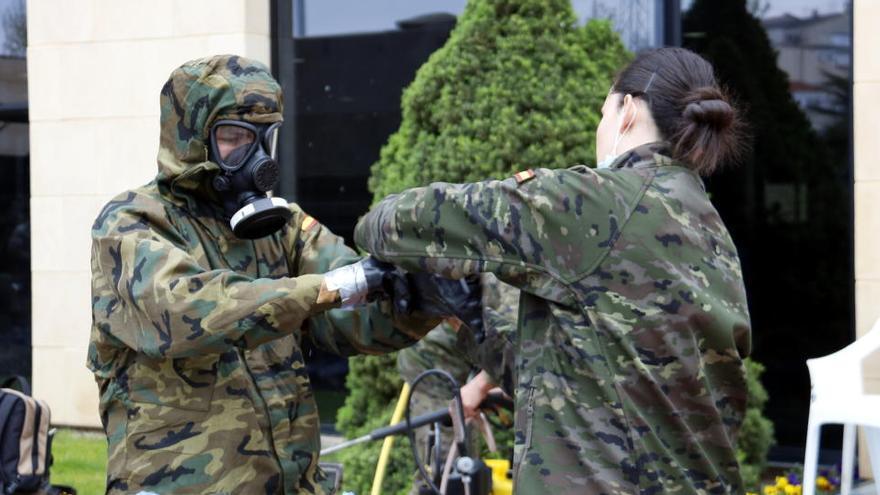 Militars preparant-se per entrar a la residència d&#039;Alcarràs