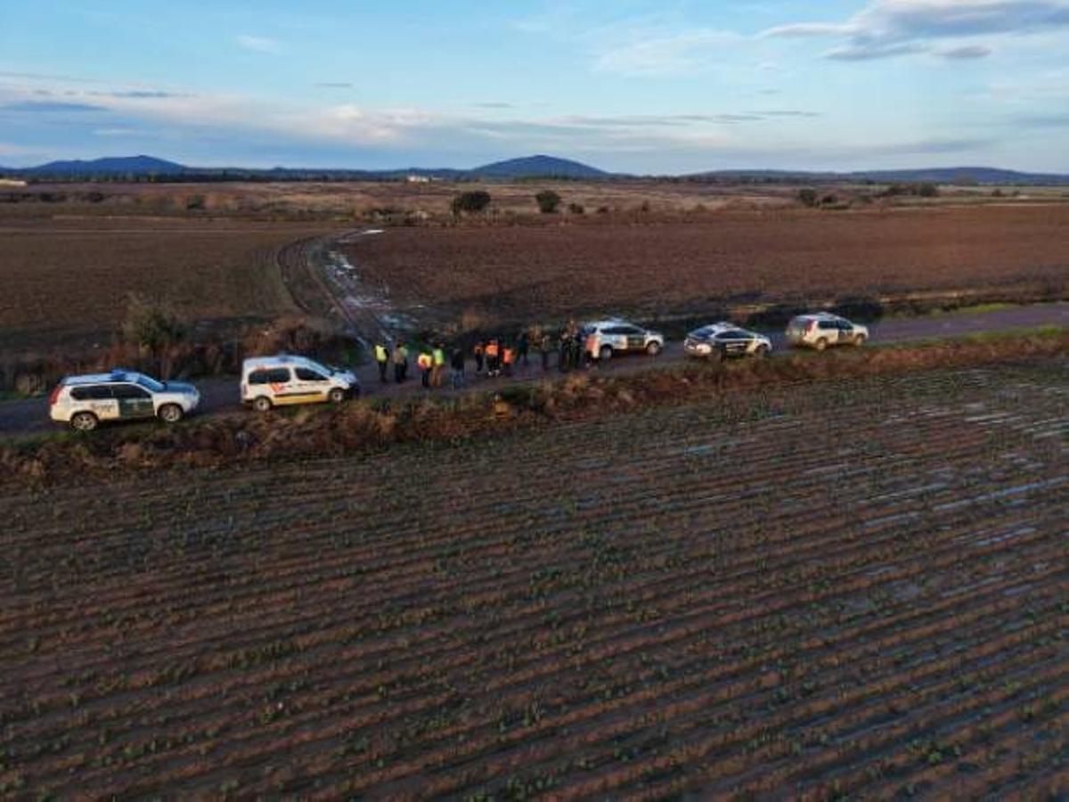 Agentes de la Guardia Civil en la zona donde ha aparecido el cuerpo sin vida del vecino de Conquista del Guadiana.