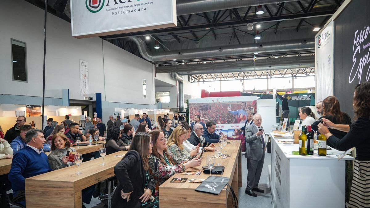 Cata de vino en la II Feria Espiga de Badajoz.