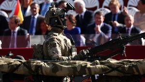 Un militar en un tanque del Ejército de Tierra durante el acto solemne de homenaje a la bandera nacional y desfile militar el 12 de octubre de 2022, en Madrid.