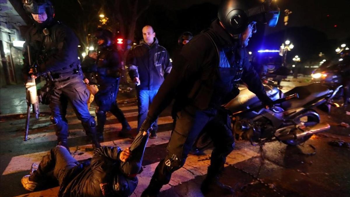 La policía detiene a un hombre en enfrentamientos frente al Congreso después de que los senadores rechazaran legalizar el aborto