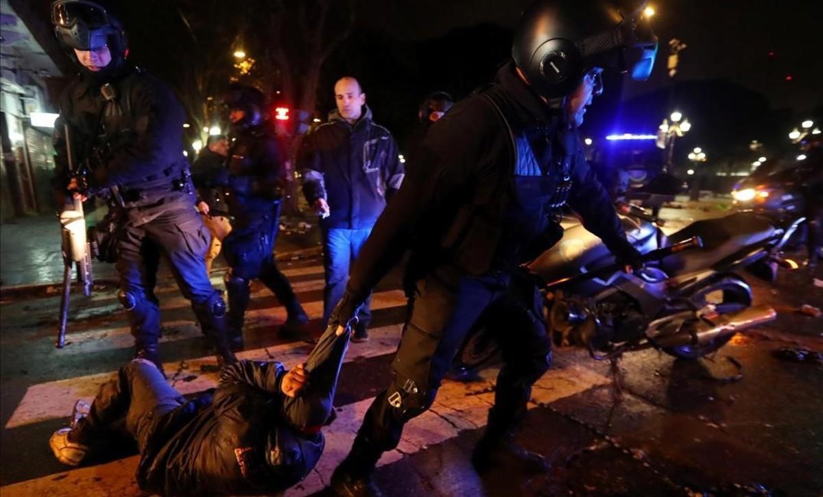 zentauroepp44596600 a man is detained by a policeman during clashes outside the 180809112642