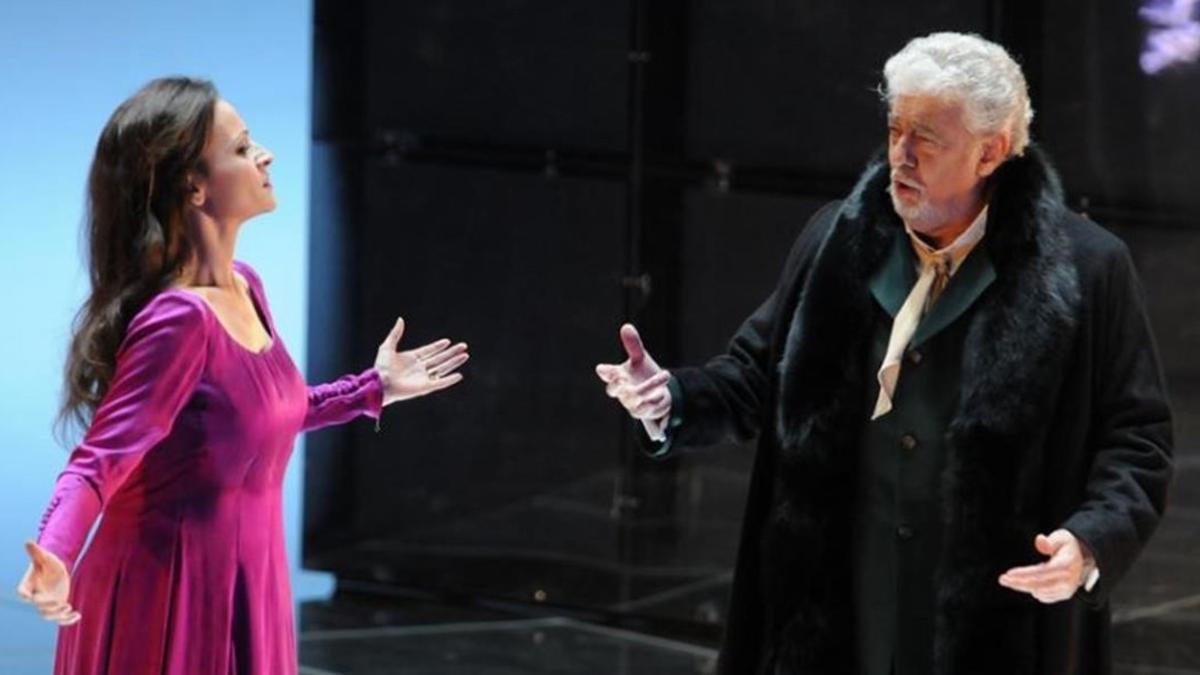 Plácido Domingo con Davinia Rodríguez, durante la actuación de 'Simon Boccanegra'.